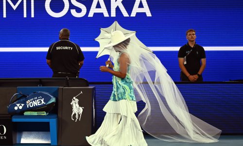 Kao da ide na Met Galu: Naomi Osaka opet je pretvorila tenisko igralište u modnu pistu