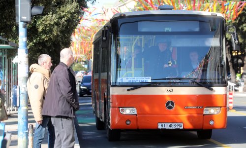 Čupali sjedala, pljuvali i vrijeđali vozača: Srednjoškolci optuženi za divljanje u busu