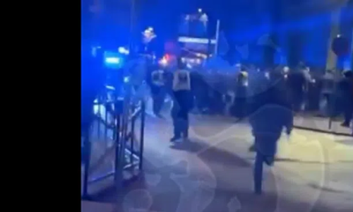 Pogledajte kaos u gradu punom hrvatskih navijača: Delije razbijaju sve pred sobom