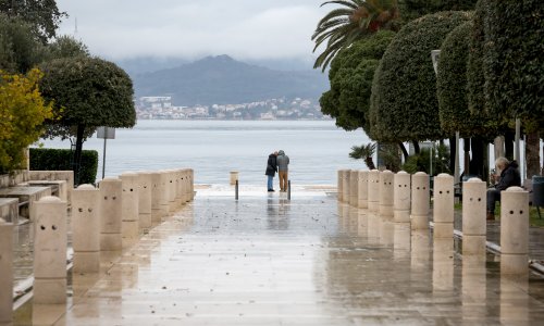 Pretežno oblačan dan, u Dalmaciji kiša. HAK upozorava na skliske kolnike