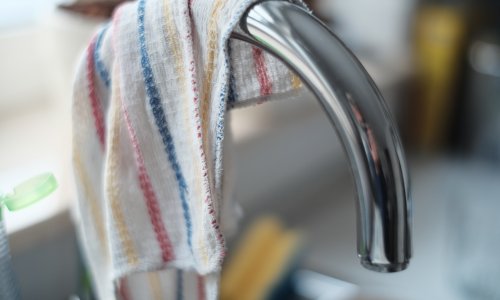 Zašto nikada ne biste smjeli vlažnu kuhinjsku krpu stavljati preko slavine