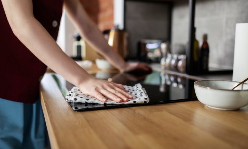 Daleko najbolji, a tako jednostavan trik za čišćenje staklokeramičke ploče za kuhanje