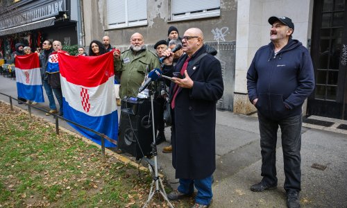 Desničari ispred stana Mrak-Taritaš, puštali Thompsona, pa dobili kantu vode