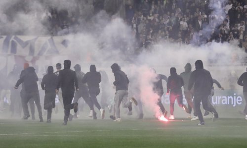Trojica navijača Zvezde teško ozlijeđeni u napadu Torcide, jedan u teškom stanju