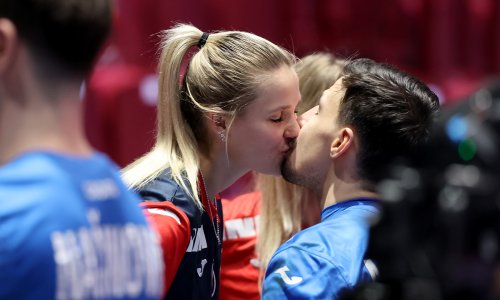 Pobjedu proslavili poljupcima: Naši zgodni rukometaši snimljeni sa svojim boljim polovicama