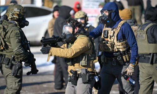 Suspendirani agenti koji su ustrijelili Alexa Prettija: Kongresnica napadnuta jabučnim octom