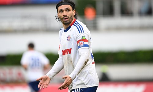 Pogledajte kako je Krovinović pao na pločicama pod poluvremenom utakmice s Istrom