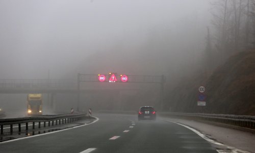 Oprez, kolnici su mokri i skliski, problem stvara i magla