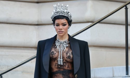 Zbog 'gole' haljine svi su se okretali za njom, no prava senzacija bio je nakit vrijedan divljenja