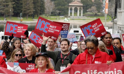 Američka služba za carinu probala ući u konzulat Ekvadora, prvo su napali dvije osobe na ulici