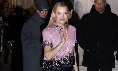 Bez donjeg rublja, ali s puno stila: Ovako se nosi rizičan dekolte u 40-ima i izgleda spektakularno