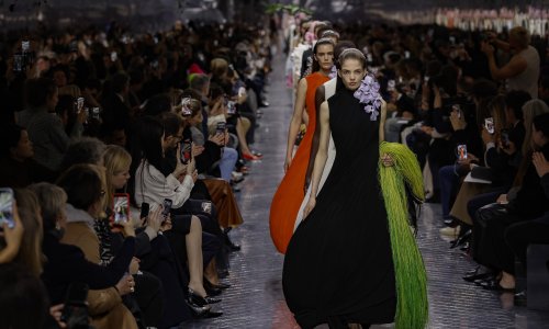 Nije glumica ni model, ali ova gospođa na Diorovoj reviji ukrala je svu pozornost