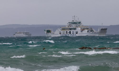 FOTO/VIDEO Cijela obala u narančastom zbog olujnog juga: Pogledajte prizore s nemirnog mora