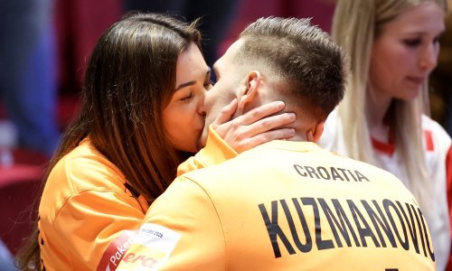 Tako se slavi! Naši rukometaši 'uhvaćen' su u zagrljajima i vrućim poljupcima