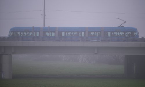 Stiglo upozorenje na maglu, a u jednoj regiji upaljen alarm zbog jakog vjetra