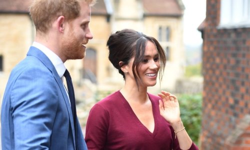 Zara vraća bordo suknju od 'zabranjenog' materijala koju se Meghan Markle usudila nositi 2019.