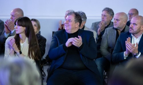 Dok Kolinda putuje: Jakov Kitarović ukrao show na modnoj reviji, njegov izraz lica govori sve