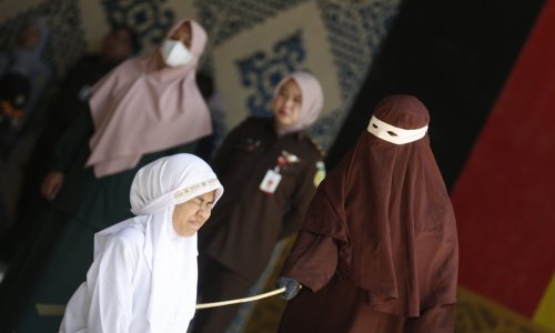 Par u Indoneziji kažnjen sa 140 udaraca zbog seksa i alkohola: Djevojka se onesvijestila