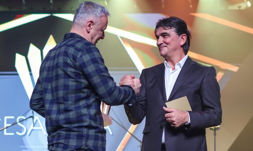 Zagrljaji na pozornici: Ovako je Zlatko Dalić uručio Cesaricu Marku Perkoviću Thompsonu