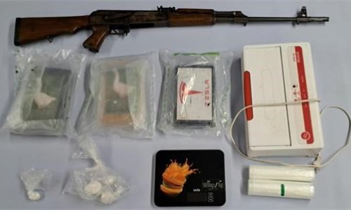 VIDEO Policija mu u kući pronašla više kilograma kokaina i snajper