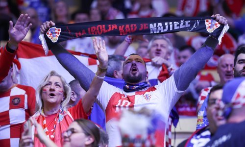 Hrvatski navijači u elementu: Ovako se bodre naši rukometaši u borbi za broncu