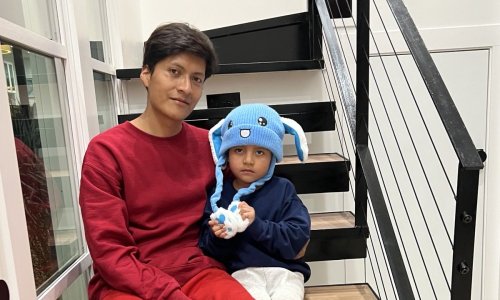 Maleni dječak s plavom kapom, kojeg je priveo ICE, vratio se kući