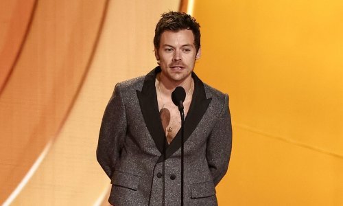 Bez košulje, s hit tenisicama i omraženom frizurom: Svi govore o izdanju Harryja Stylesa