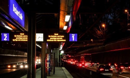 Kaos u Njemačkoj: Stali svi autobusi i tramvaji, putnici na minusima traže rješenja