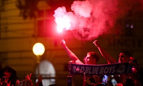 Gomila navijača na Trgu: Krenuo službeni program, na pozornici Zaprešić Boysi