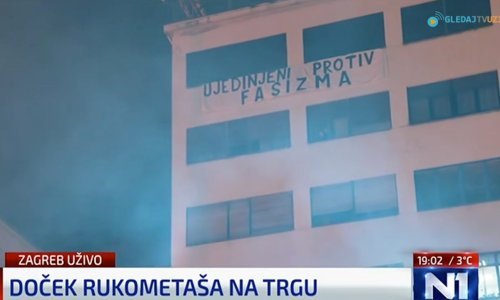 Pogledajte što se pojavilo na vrhu zgrade dok je Thompson nastupao