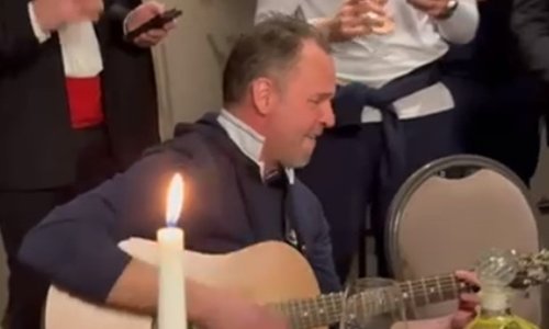 Ova proslava će se prepričavati godinama. Dagur s gitarom pjeva: S Islanda sam ja...