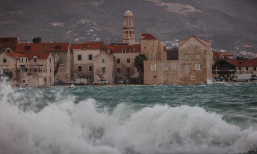 Plima u Dalmaciji sinoć dosegla skoro 100 centimetara, najkritičnije u Kaštelima