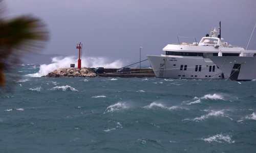 Olujni vjetar prekinuo brojne trajektne i katamaranske linije: Prijete i odroni