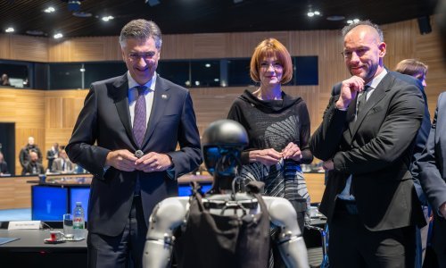 VIDEO Prvi hrvatski humanoidni robot nasmijao Plenkovića do suza