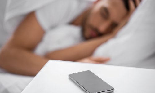 Mobitel vam je cijelu noć kraj kreveta: Stručnjaci objašnjavaju zašto to ozbiljno šteti snu