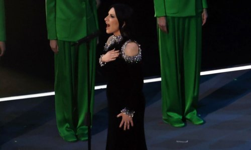 Nešto posebno! Zanosna Talijanka glamuroznom kreacijom odala počast preminulom dizajneru