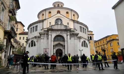 Uzinić okupio molitelje i kontraprosvjednike: 'Među nama ne bi trebali stajati kordoni policije'