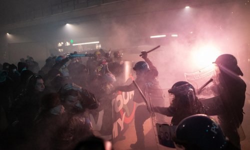 Neredi na maršu protiv OI u Milanu: Ljudi bacali dimne bombe i petarde na policiju