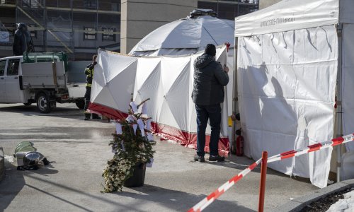 Nevjerojatno: Zapalio se spomenik žrtvama požara u Crans-Montani. Uzrok su ostavljene svijeće?