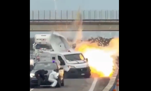 VIDEO Filmske scene na talijanskoj autocesti: Pljačkaši dignuli u zrak oklopno vozilo, a onda je krenula pucnjava