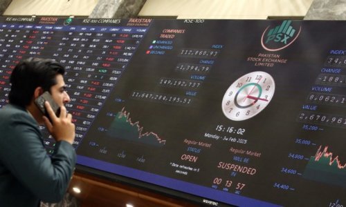 Dolar oštro pao, pale i cijene nafte, no na azijskim burzama situacija je drugačija