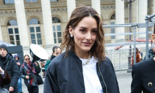 Zaboravite sve što ste znali: Klasična crna suknja sada se nosi uz jaknu koju svi imamo