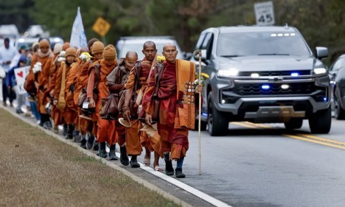 Budistički redovnici dopješačili u Washington u pratnji 'psa mira': Prešli su 3700 km