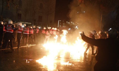 Žestoki sukobi u Tirani: Prosvjednici bacali Molotovljeve koktele na vladu, policija odgovorila suzavcem