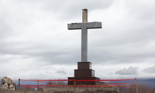 S križa u Trilju otpadaju kamene ploče: Srušit će ga i sagraditi novi