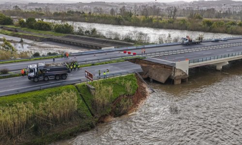 Snažno nevrijeme poharalo Portugal i Španjolsku, urušio se dio autoceste
