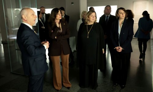 Prva dama u kožnoj kravati: Sanja Musić Milanović iznenadila modnim izborom