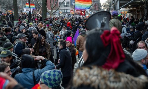 LGBT zastava vraćena na njujorški spomenik nakon što ju je Trump uklonio