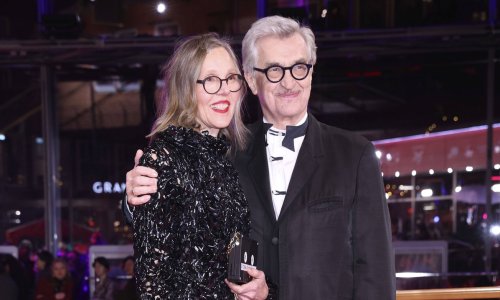 Moda kakva se ne viđa: Odjenula haljinu od videovrpci filmova svog supruga