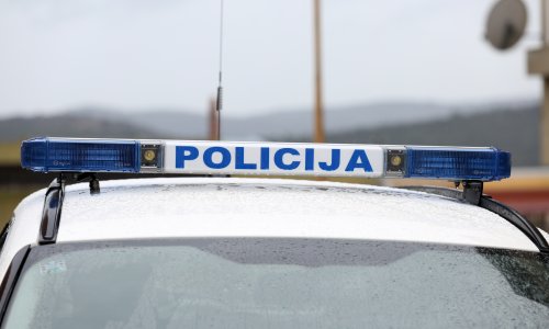 Bježao policiji, autom krenuo na policajca pa iz auta bacao sumnjive paketiće
